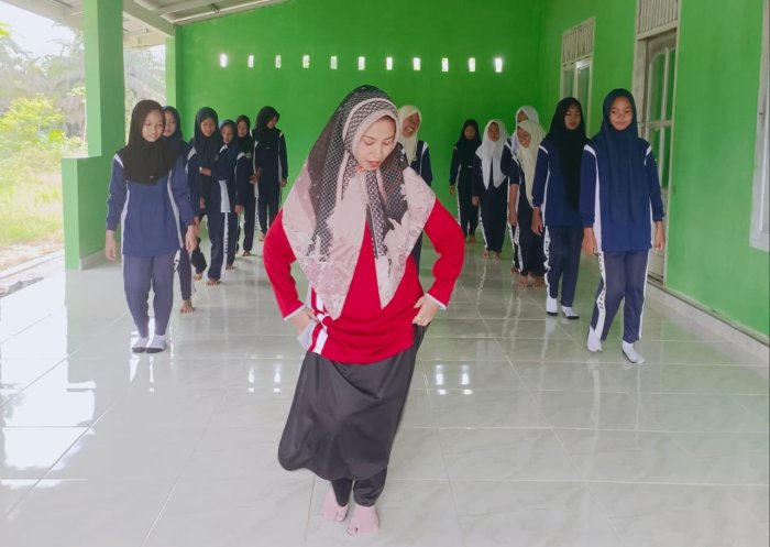 Sentuhan Seni di Madrasah: Ibuk Widya Novitri Tanamkan Cinta Budaya Lewat Tari Tradisional di MTsN 4 Bungo Sentuhan Seni di Madrasah: Ibuk Widya Novitri Tanamkan Cinta Budaya Lewat Tari Tradisional di MTsN 4 Bungo