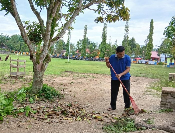 Bekerja dengan Hati: Bapak Heru Hermawan dan Semangatnya Menjaga Keasrian MTsN 4 Bungo Bekerja dengan Hati: Bapak Heru Hermawan dan Semangatnya Menjaga Keasrian MTsN 4 Bungo
