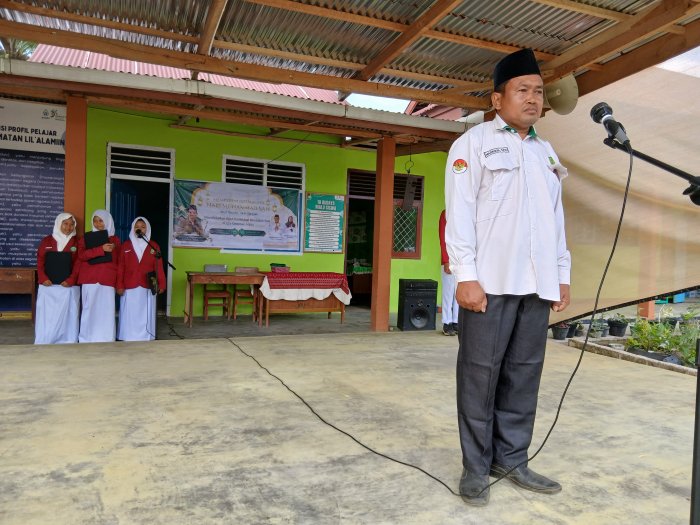 Upacara Bendera MTsN 4 Bungo: Kelas VII C Bertugas, Teori Talcott Parsons Jadi Amanat