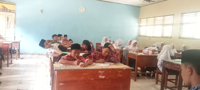 Bedah Soal Bahasa Inggris, Kelas VII A Asah Kemampuan Menuju Ujian Sumatif Bedah Soal Bahasa Inggris, Kelas VII A Asah Kemampuan Menuju Ujian Sumatif