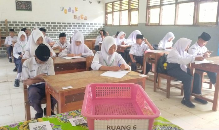 Ujian Semester Ganjil di Ruang 6 Berjalan Kondusif Ujian Semester Ganjil di Ruang 6 Berjalan Kondusif