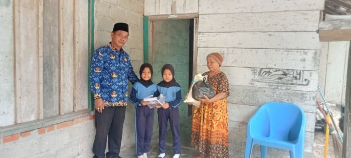 Teladan Kepedulian dari Peserta PPPK Tahap 2 Optimalisasi, Bapak Suwasno Bagikan Sembako dan Peralatan Sekolah