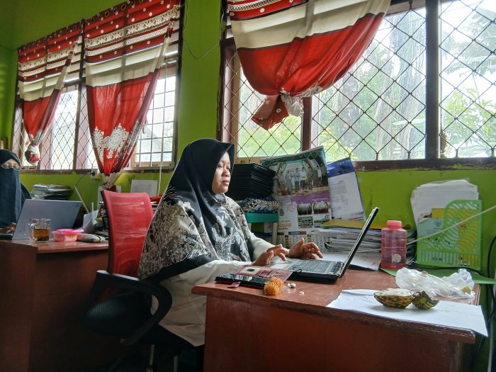 Ibu Binti Alfiah, S.Pd.I Tetap Teliti Mengolah Nilai Ujian Matematika