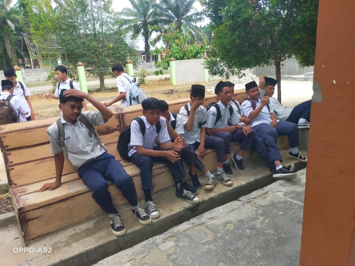 Tingkatkan Kedisiplinan, Waka Kesiswaan MTsN 4 Bungo Berikan Pengingat kepada Siswa Tingkatkan Kedisiplinan, Waka Kesiswaan MTsN 4 Bungo Berikan Pengingat kepada Siswa