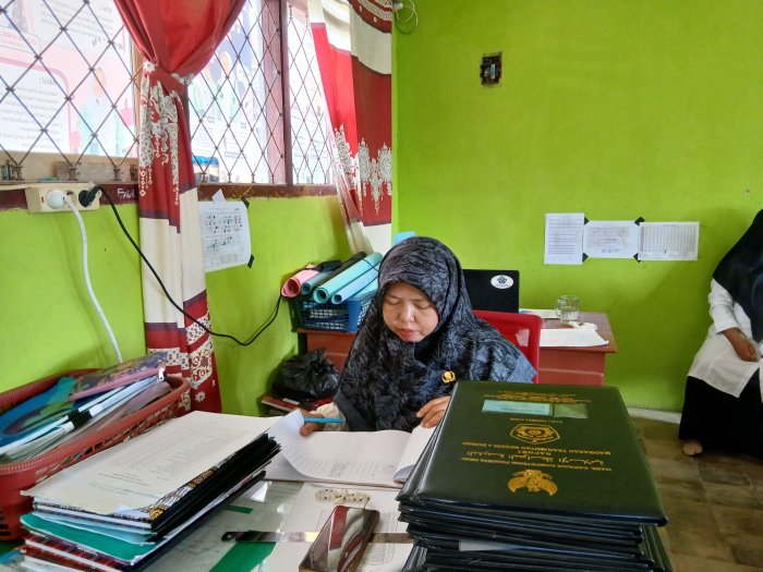 Ibu Nirmaya Dewi, S.Pd.I Mulai Rekap Nilai IPA dan SKI Menjelang Pembagian Raport