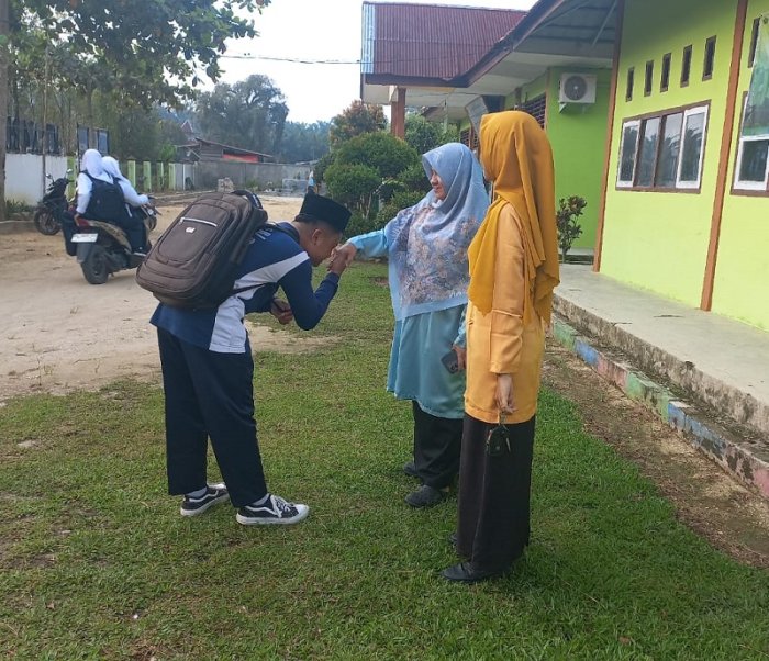 Senyum Guru di Ambang Gerbang: Dekapan Tak Kasat Mata bagi Langkah Kecil Siswa