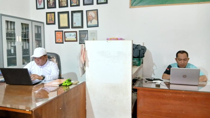 Diselimuti Asap Tebal, MTsN 4 Bungo Sunyi: Siswa Belajar Daring, Guru Tetap Bertugas di Madrasah Diselimuti Asap Tebal, MTsN 4 Bungo Sunyi: Siswa Belajar Daring, Guru Tetap Bertugas di Madrasah