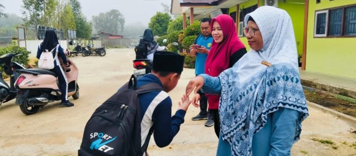 Syiar Salam Pagi di Gerbang Madrasah, Menyemai Adab dan Akhlakul Karimah di MTsN 4 Bungo Syiar Salam Pagi di Gerbang Madrasah, Menyemai Adab dan Akhlakul Karimah di MTsN 4 Bungo