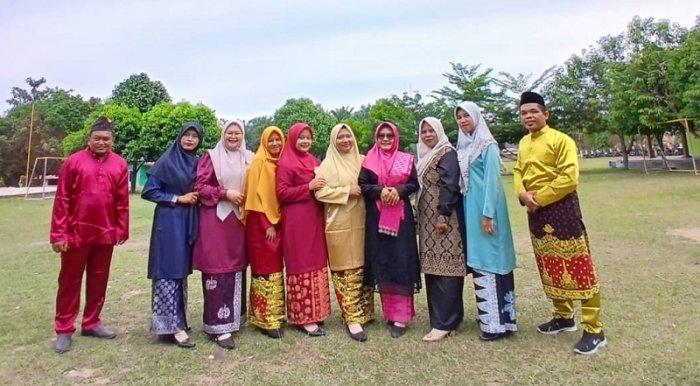 Teladan Keberagaman! Majelis Guru MTsN 4 Bungo Kompak Kenakan Pakaian Adat Nusantara
