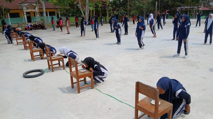 Keseruan Estafet Karet di MTsN 4 Bungo: Gelak Tawa dan Uji Kekompakan Warnai Kemeriahan HUT RI