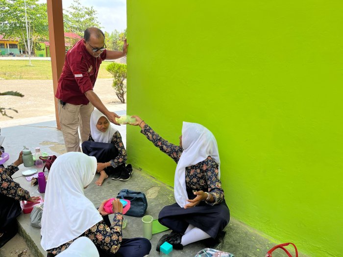 Kepala MTsN 4 Bungo Pantau Bekal Makan Siang Siswa Kepala MTsN 4 Bungo Pantau Bekal Makan Siang Siswa