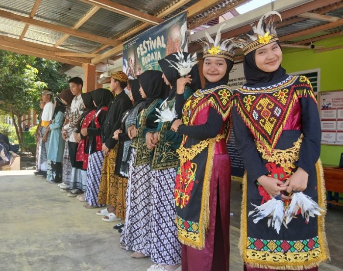 Harmoni dalam Keberagaman: Festival Budaya Nusantara MTsN 4 Bungo Ajarkan Toleransi Siswa Harmoni dalam Keberagaman: Festival Budaya Nusantara MTsN 4 Bungo Ajarkan Toleransi Siswa