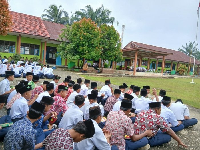 Membentuk Generasi Robbani, Mengaji Jumat Pagi Jadi Agenda Wajib di MTsN 4 Bungo Membentuk Generasi Robbani, Mengaji Jumat Pagi Jadi Agenda Wajib di MTsN 4 Bungo