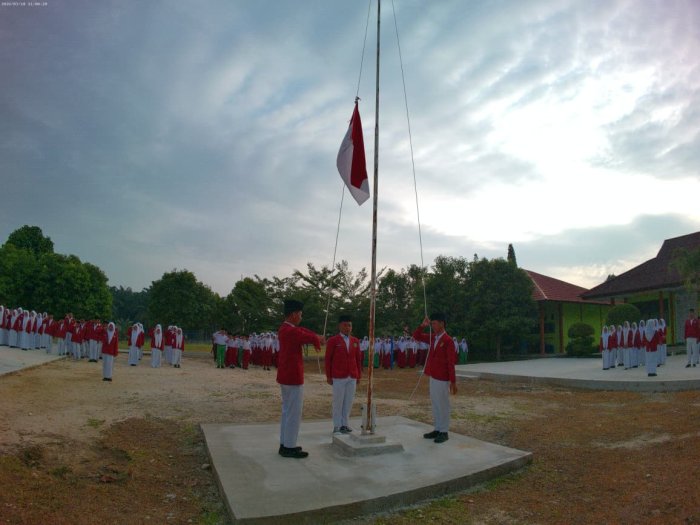 Luar Biasa! Petugas Upacara Kelas IXa MTsN 4 Bungo Dapat Apresiasi Setinggi-Tingginya dari Guru