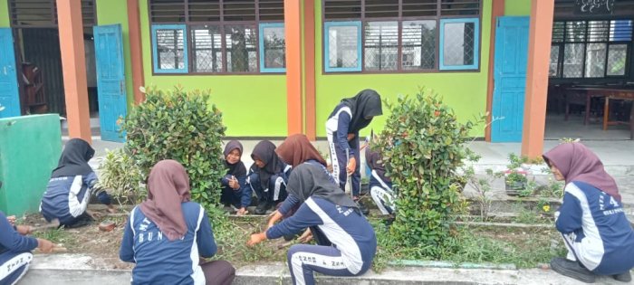 Siswa MTsN 4 Bungo Gotong Royong Bersihkan Lingkungan Demi Suasana Belajar Nyaman Siswa MTsN 4 Bungo Gotong Royong Bersihkan Lingkungan Demi Suasana Belajar Nyaman