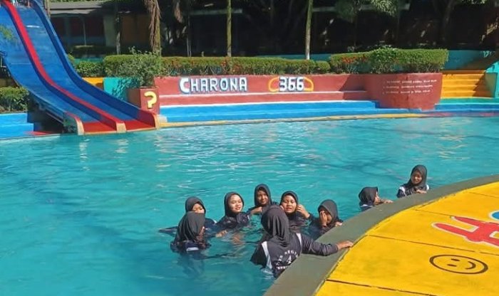 Guru PJOK MTsN 4 Bungo Ajak Siswa Latihan Renang Guru PJOK MTsN 4 Bungo Ajak Siswa Latihan Renang