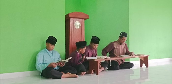 Menebar Cahaya Al-Quran di Bulan Ramadhan, Siswa dan Guru MTsN 4 Bungo Isi Waktu Istirahat dengan Tadarus di Mushola