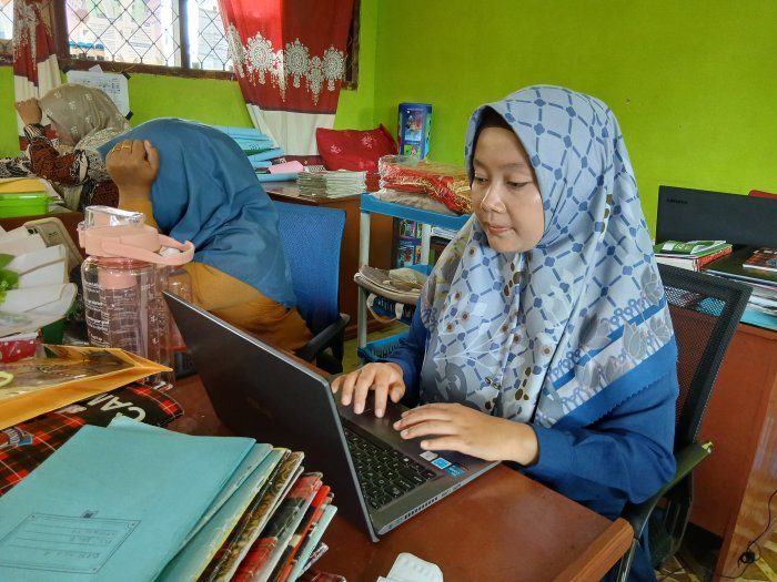 Teknisi  Ujian MTsN 4 Bungo Tuntaskan Perekapan Nilai Hari Keempat Ujian Semester Ganjil 2025