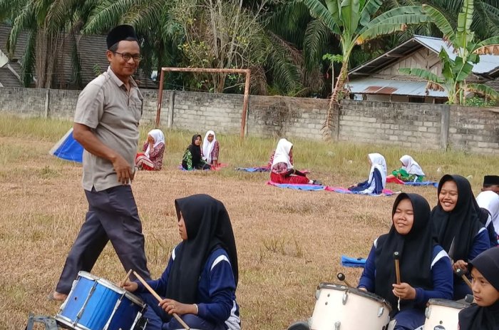 MTsN 4 Bungo Pastikan Alat Drumband Prima Sebelum Kembali Beraktivitas.