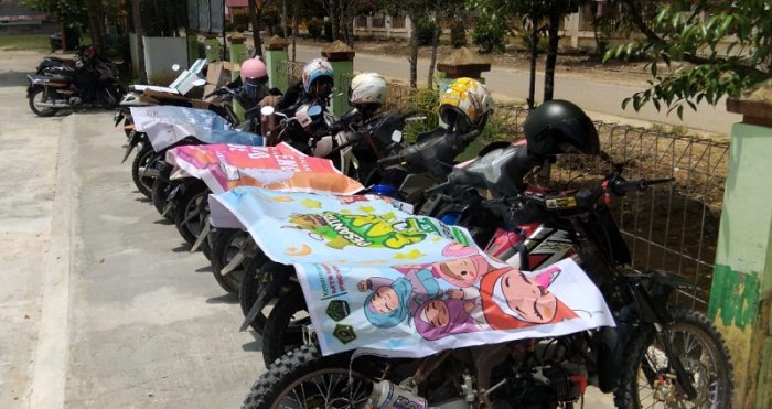 Manfaatkan Kardus dan Spanduk Bekas, Pak Tintus Inisiatif Selimuti Motor Guru MTsN 4 Bungo Agar Tak Kepanasan