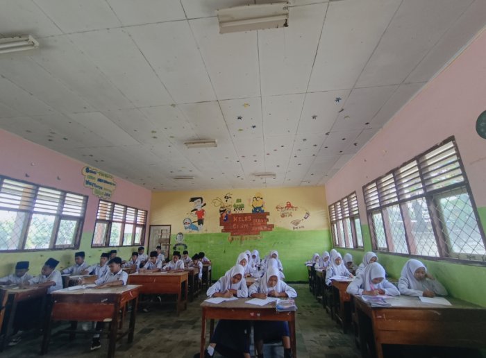 Serius dan Tertib, Siswa VIII A MTsN 4 Bungo Jalani Asesmen Tengah Semester Bahasa Indonesia