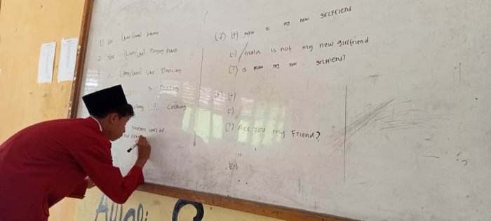 Belajar Menyenangkan, Siswa VII B MTsN 4 Bungo Kuasai Simple Present Tense Belajar Menyenangkan, Siswa VII B MTsN 4 Bungo Kuasai Simple Present Tense