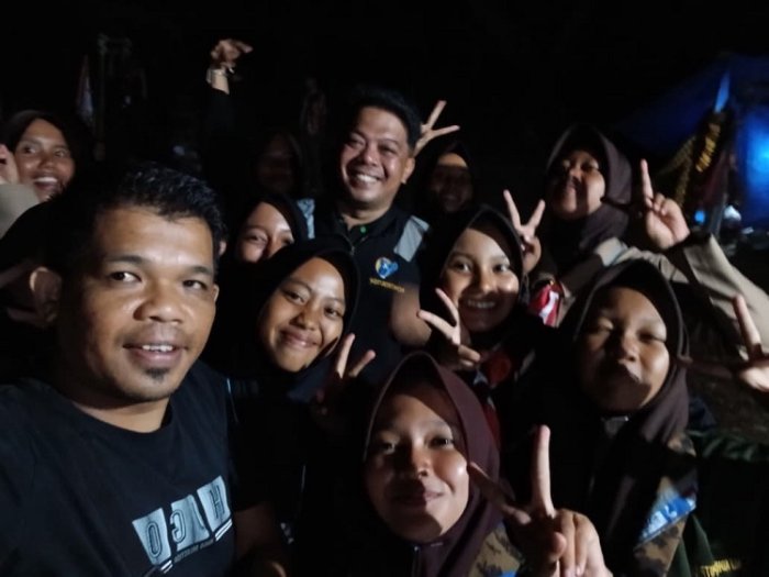 Suntikan Semangat di Bumi Perkemahan: Waka Humas MTsN 4 Bungo Sambangi Tenda Peserta