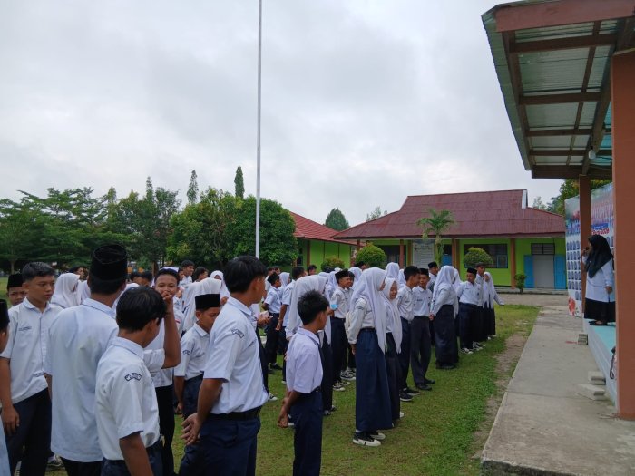 Tanamkan Karakter, Waka Kurikulum MTsN 4 Bungo Tegaskan Gotong Royong Adalah Bagian dari Proses Belajar Tanamkan Karakter, Waka Kurikulum MTsN 4 Bungo Tegaskan Gotong Royong Adalah Bagian dari Proses Belajar