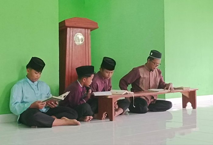 Jumat Grimis, Lantunan Tadarus Al-Quran Hiasi Mushola MTsN 4 Bungo di Bulan Ramadhan Jumat Grimis, Lantunan Tadarus Al-Quran Hiasi Mushola MTsN 4 Bungo di Bulan Ramadhan