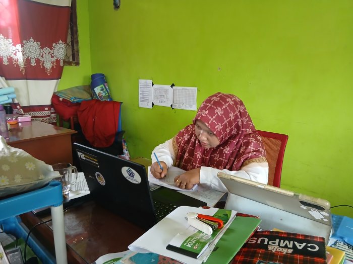 Teknisi Ujian Teliti Memantau Pelaksanaan Ujian Sumatif Semester Ganjil Teknisi Ujian Teliti Memantau Pelaksanaan Ujian Sumatif Semester Ganjil