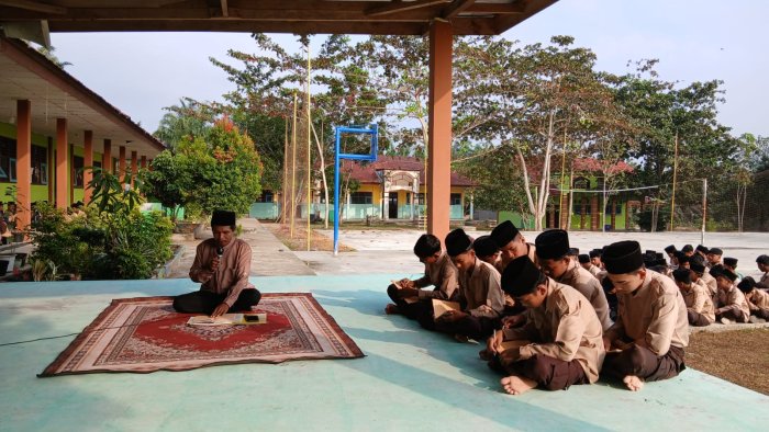 Bukan Sekadar Sekolah Biasa, MTsN 4 Bungo Hidupkan Tradisi Pesantren Lewat Kajian Kitab Kuning