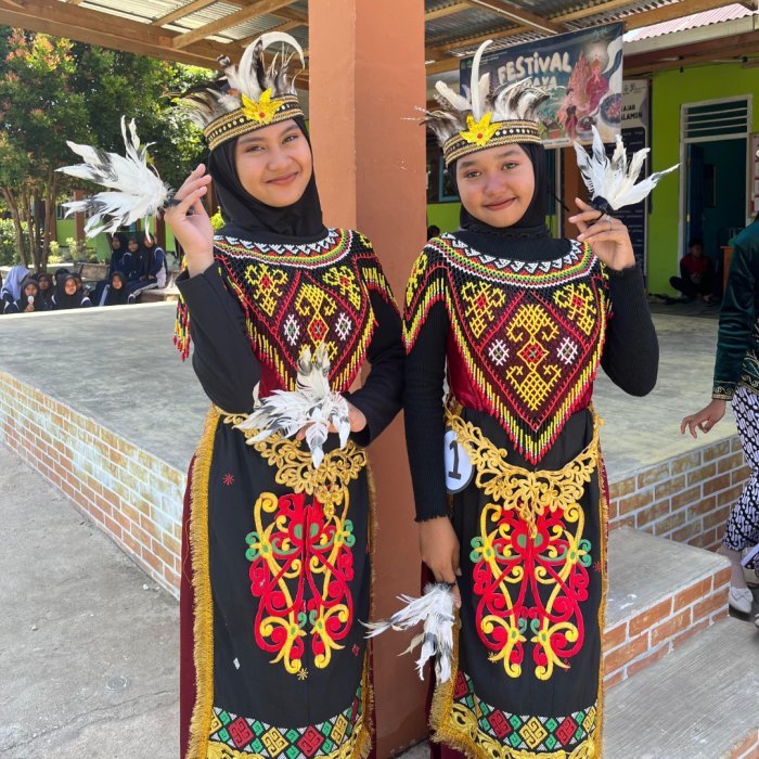 Penampilan Fashion Show Kelas 7B dan 8A MTsN 4 Bungo Kenalkan Pakaian Adat Dayak Kalimantan dan Kebaya Jawa Timur Penampilan Fashion Show Kelas 7B dan 8A MTsN 4 Bungo Kenalkan Pakaian Adat Dayak Kalimantan dan Kebaya Jawa Timur