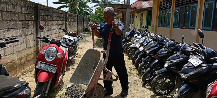 Melampaui Tugas Pokok: Sosok Pak Ngadini, Penjaga Sekaligus Pelestari Keasrian MTsN 4 Bungo Melampaui Tugas Pokok: Sosok Pak Ngadini, Penjaga Sekaligus Pelestari Keasrian MTsN 4 Bungo