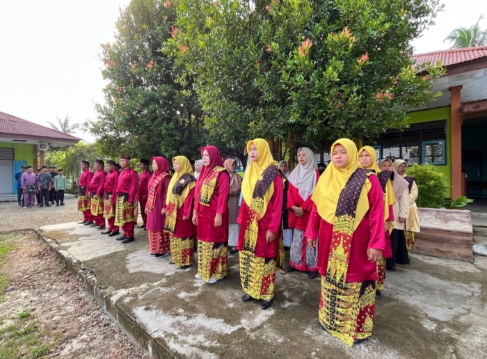 Baju Kurung Polos dan Batik Jambi Nan Elok Warnai Partisipasi Guru MTsN 4 Bungo pada HUT Provinsi Jambi Ke-69