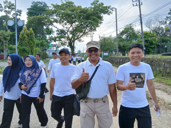 Bersatu dalam Kebersamaan, Keluarga Besar MTsN 4 Bungo Ikut Sukseskan Jalan Santai Hari Amal Bakti Kemenag