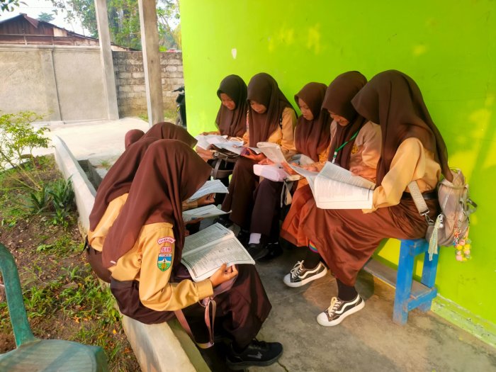 Intip Potret Khusyuk Siswi MTsN 4 Bungo Lakukan Persiapan Akhir Sebelum Masuk Ruang Ujian