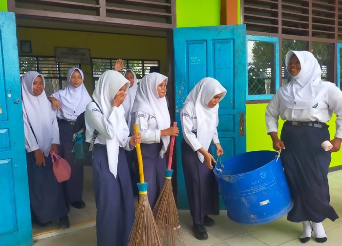 MTsN 4 Bungo Ajarkan Siswa Arti Kerja Sama dan Tanggung Jawab Melalui Piket Kelas