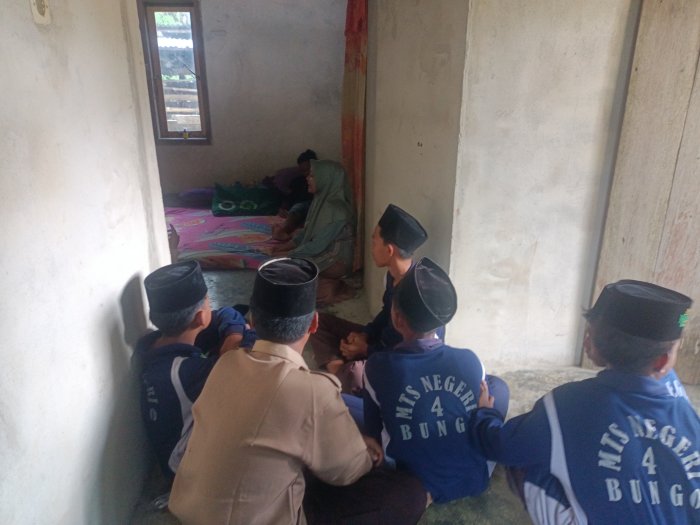 Siswa VIII A MTsN 4 Bungo Tunjukkan Kepedulian dengan Menjenguk Teman Sakit Siswa VIII A MTsN 4 Bungo Tunjukkan Kepedulian dengan Menjenguk Teman Sakit