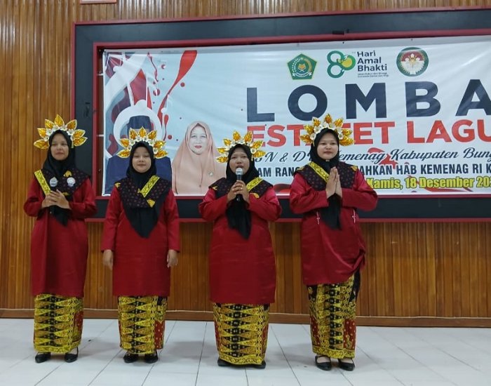Tampil Anggun dengan Baju Kurung, Tim DWP MTsN 4 Bungo Pukau Penonton di Lomba Lagu Estafet