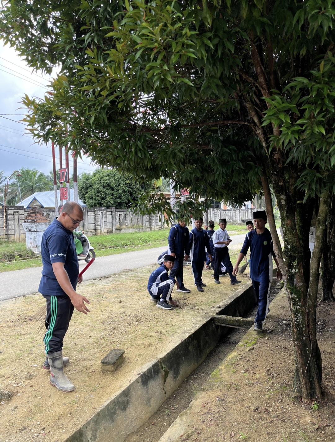 BAKTI SOSIAL SISWA-SISWI MTsN 4 BUNGO KELAS VII BERSAMA KAMAD BERSIHKAN TEMPAT IBADAH TERDEKAT LINGKUNGAN MADRASAH
