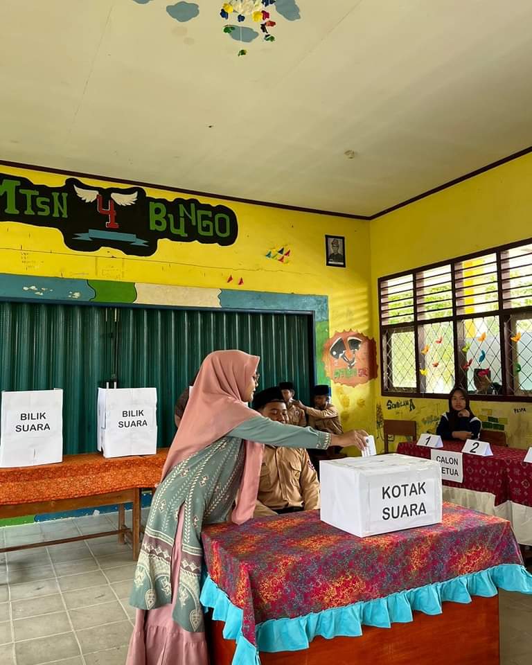 PEMILU OSIM MTSN 4 BUNGO, MENGEDUKASI SISWA ARTI PENTING DARI PESTA DEMOKRASI PEMILU OSIM MTSN 4 BUNGO, MENGEDUKASI SISWA ARTI PENTING DARI PESTA DEMOKRASI