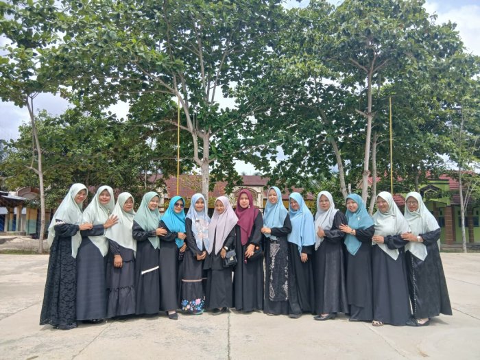 Kekompakan dan Semangat Ibu-Ibu Pegawai Pendidik dan Kependidikan MTsN 4 Bungo dalam Peringatan Maulid Nabi