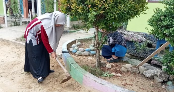 Kaur. TU MTsN 4 Bungo Tekankan Pentingnya Kebersihan Lingkungan Madrasah Kaur. TU MTsN 4 Bungo Tekankan Pentingnya Kebersihan Lingkungan Madrasah