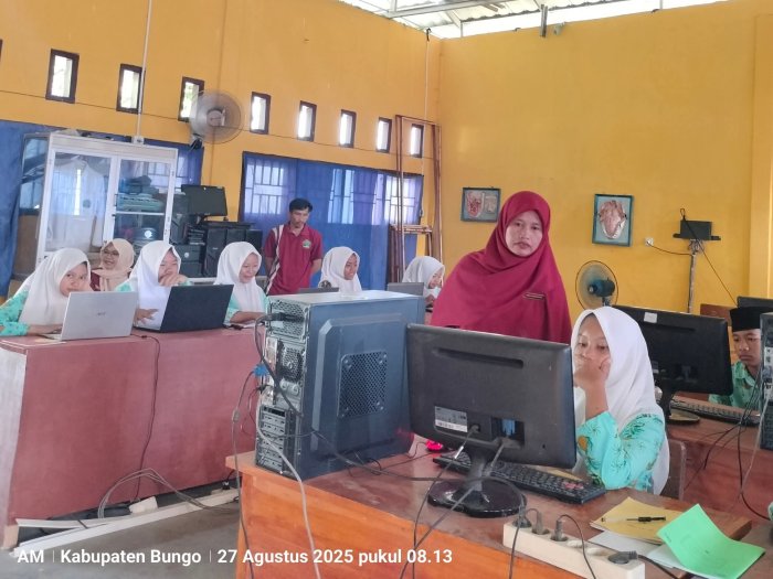 Kepala MTsN 4 Bungo Apresiasi Kinerja Luar Biasa Panitia ANBK 2025 Kepala MTsN 4 Bungo Apresiasi Kinerja Luar Biasa Panitia ANBK 2025