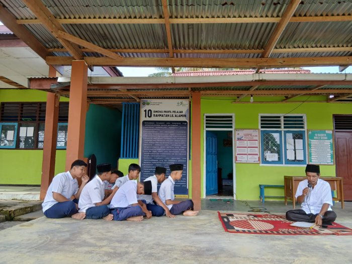 Semarak Pengajian Pagi Selasa, Siswa MTsN 4 Bungo Lantunkan Surah Al-Waqiah dengan Khidmat Semarak Pengajian Pagi Selasa, Siswa MTsN 4 Bungo Lantunkan Surah Al-Waqiah dengan Khidmat