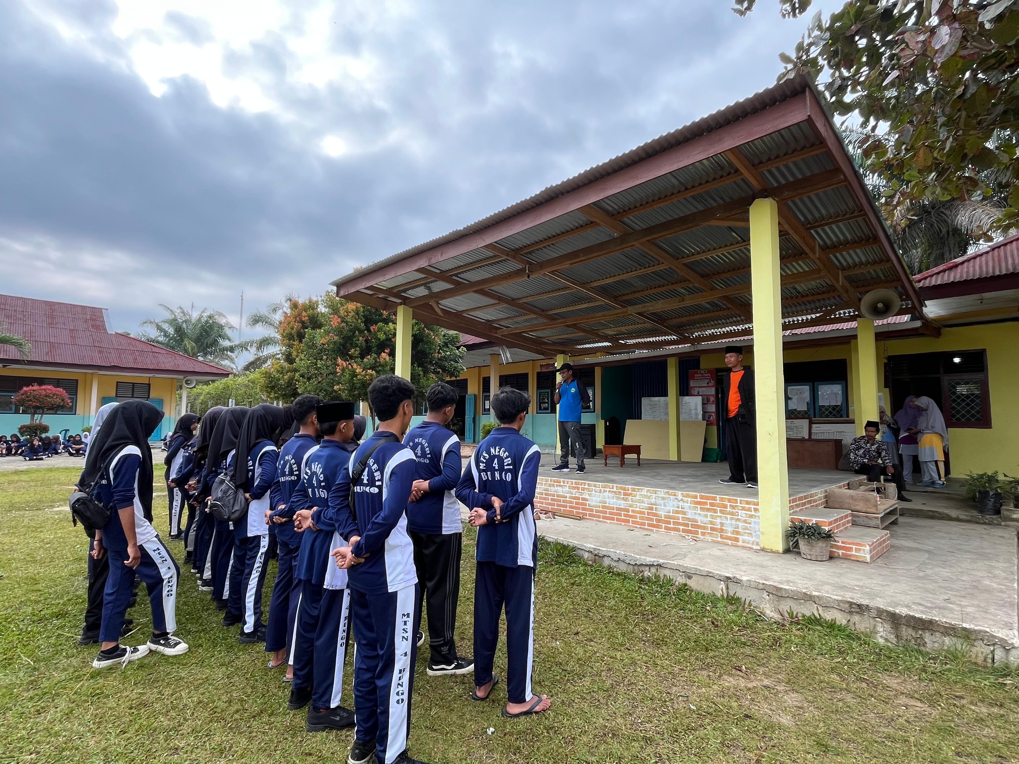 SISWA-SISWI MTsN 4 BUNGO IKUTI PERKEMAHAN GALANG BERKAT VIII DI PANGKALAN SMK N 11 BUNGO SISWA-SISWI MTsN 4 BUNGO IKUTI PERKEMAHAN GALANG BERKAT VIII DI PANGKALAN SMK N 11 BUNGO