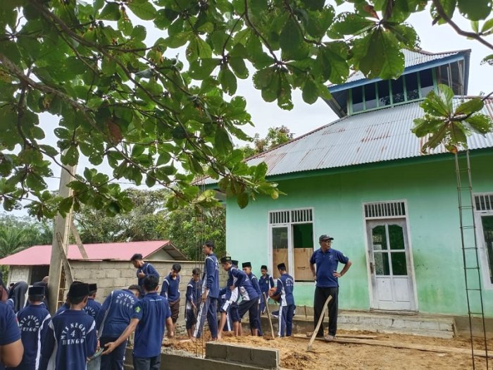 Semangat Gotong Royong: Guru dan Siswa MTsN 4 Bungo Berjibaku Goro Angkut Tanah Timbunan Renovasi Mushalla Semangat Gotong Royong: Guru dan Siswa MTsN 4 Bungo Berjibaku Goro Angkut Tanah Timbunan Renovasi Mushalla