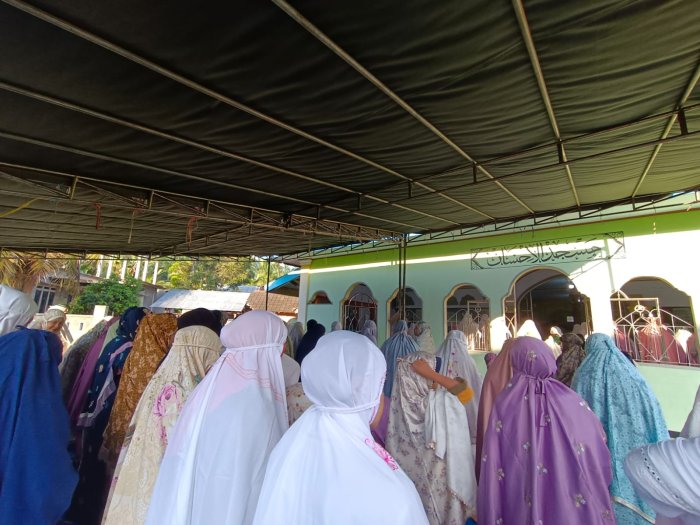 Antusiasme Tinggi, Jamaah Salat Idul Adha di Masjid Al-Ihsan Daya Murni Meluber hingga ke Luar Halaman Antusiasme Tinggi, Jamaah Salat Idul Adha di Masjid Al-Ihsan Daya Murni Meluber hingga ke Luar Halaman
