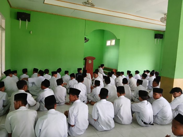 Meneguhkan Iman di Tengah Aktivitas: MTsN 4 Bungo Laksanakan Sholat Zuhur Berjamaah Meneguhkan Iman di Tengah Aktivitas: MTsN 4 Bungo Laksanakan Sholat Zuhur Berjamaah