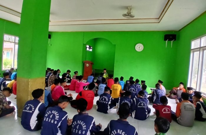 Siraman Rohani MTsN 4 Bungo: Sholat Menjadi Benteng dari Perbuatan Keji dan Mungkar